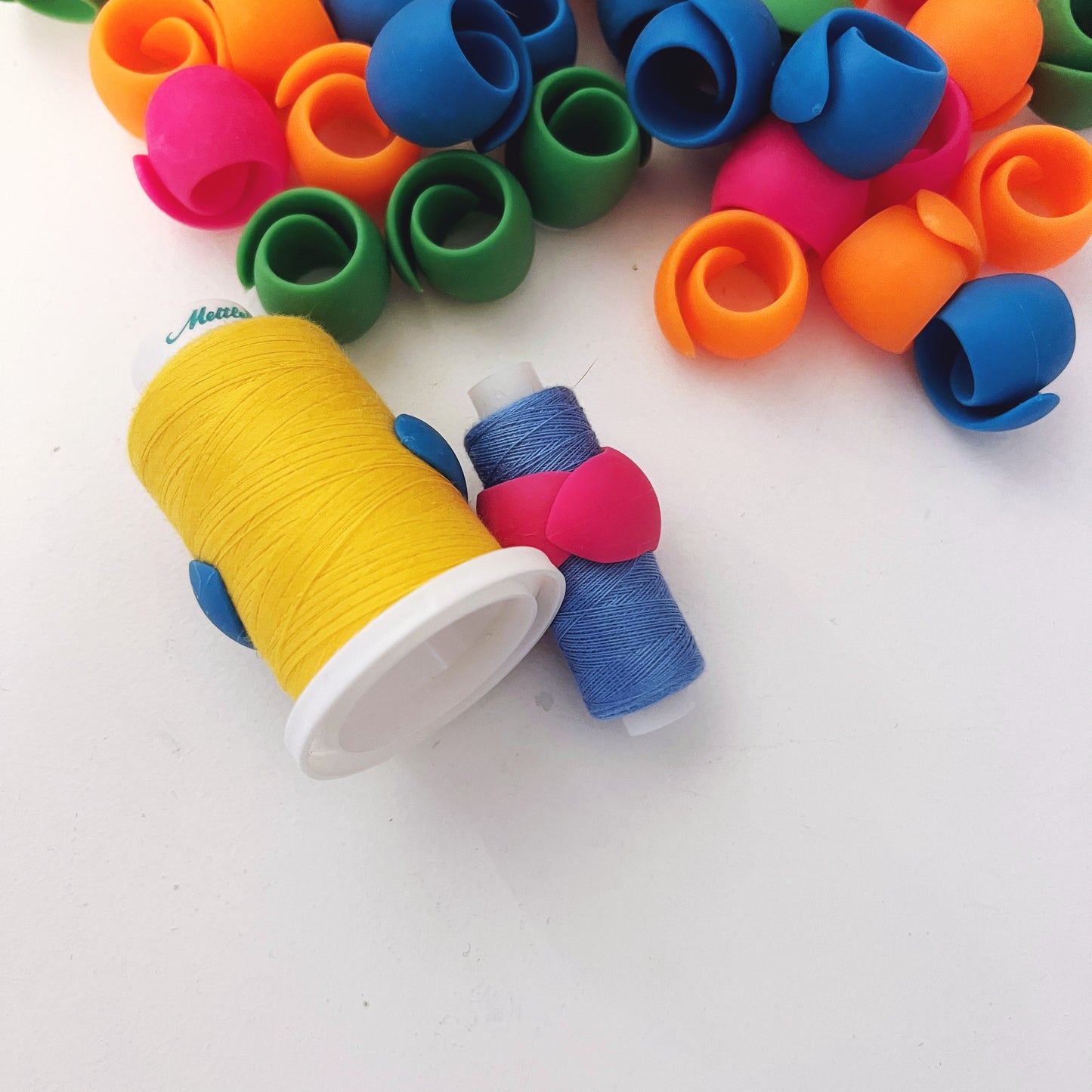 Abrazaderas para carretes de hilo