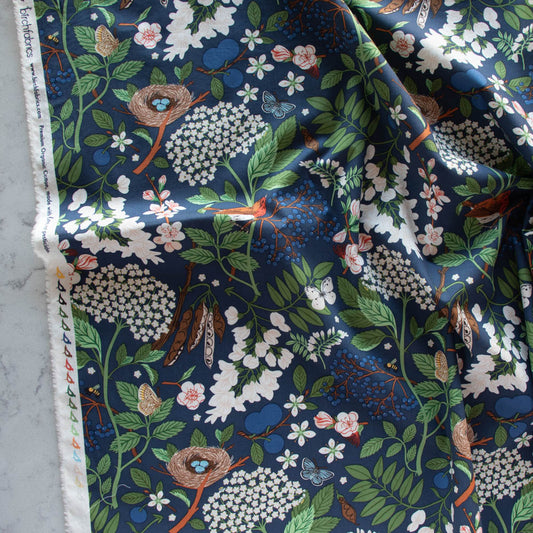 Popelina orgánica verde azulado intenso con flores prensadas