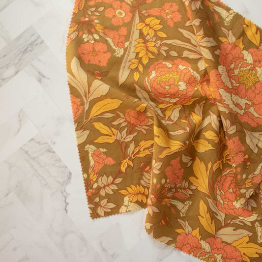 Césped orgánico con grandes peonías y musgo