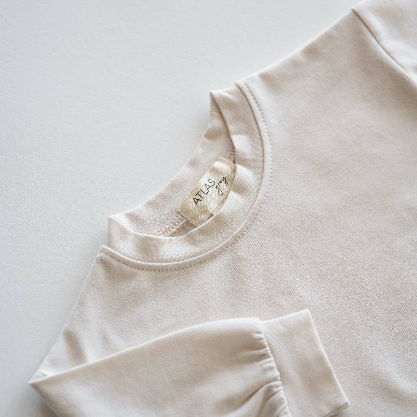 Camiseta orgánica de manga larga de gran tamaño: vainilla