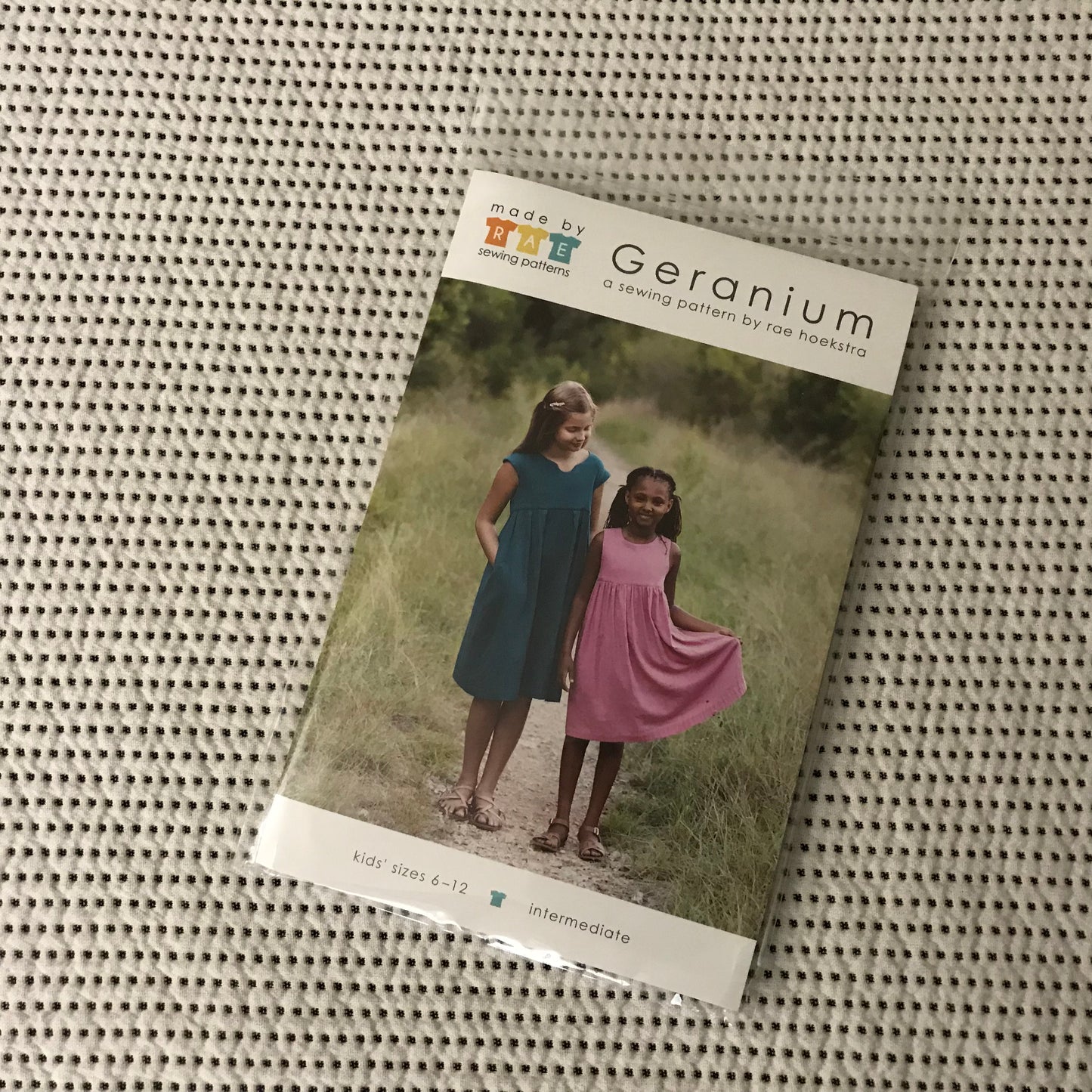 Patrón de papel para vestido de niña con geranio 6-12