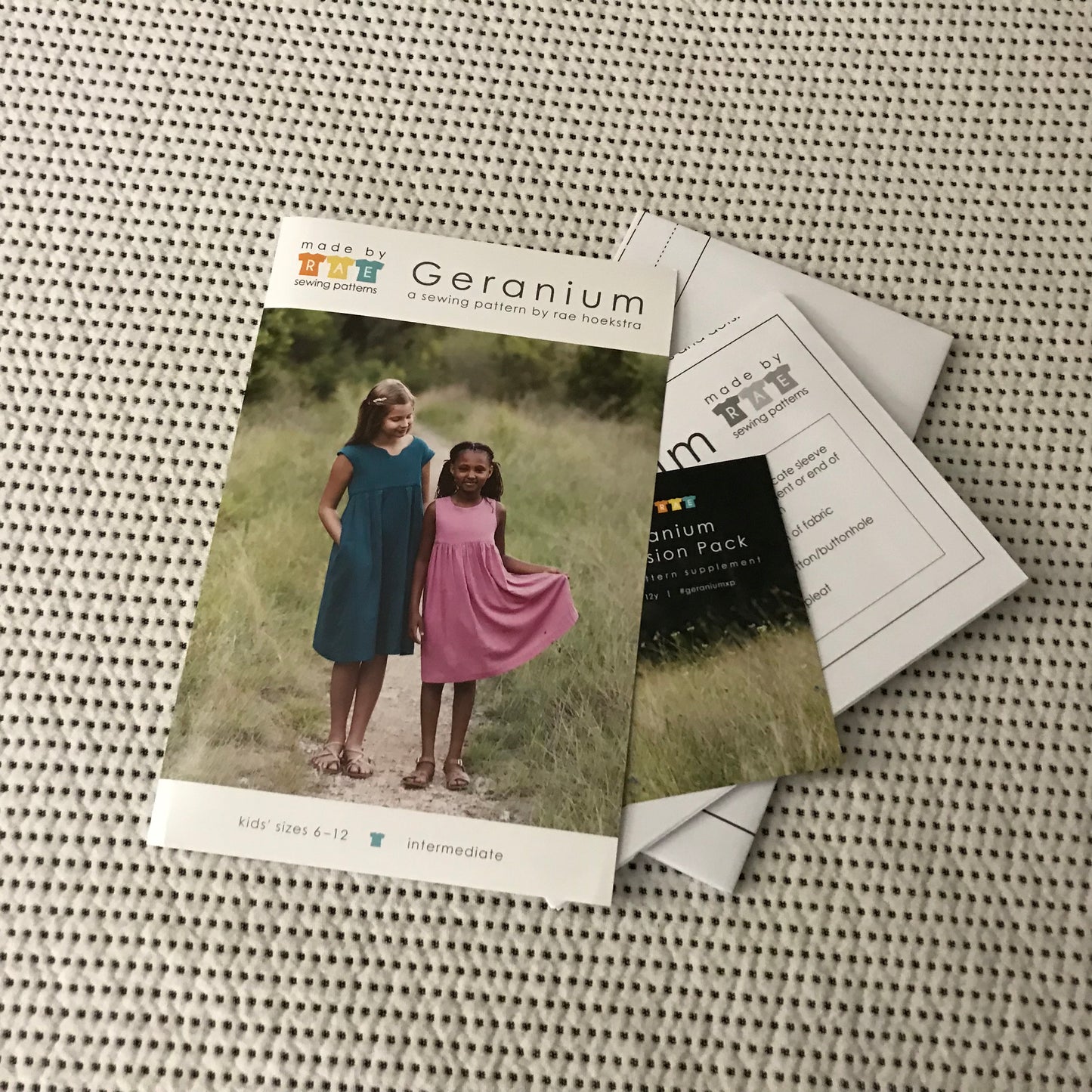 Patrón de papel para vestido de niña con geranio 6-12