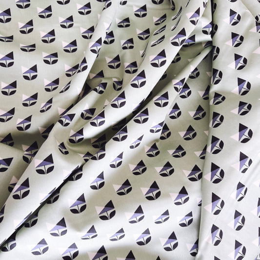 Satén orgánico con flores decorativas