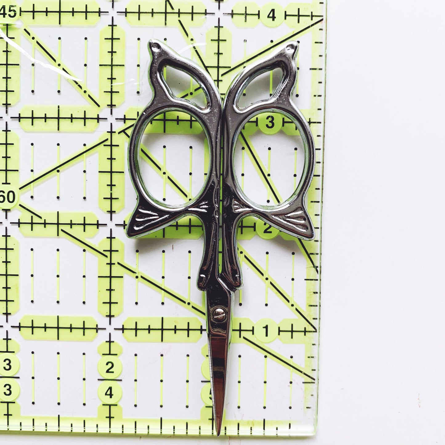 Tijeras de bordar de acero inoxidable plateadas de estilo antiguo con forma de mariposa