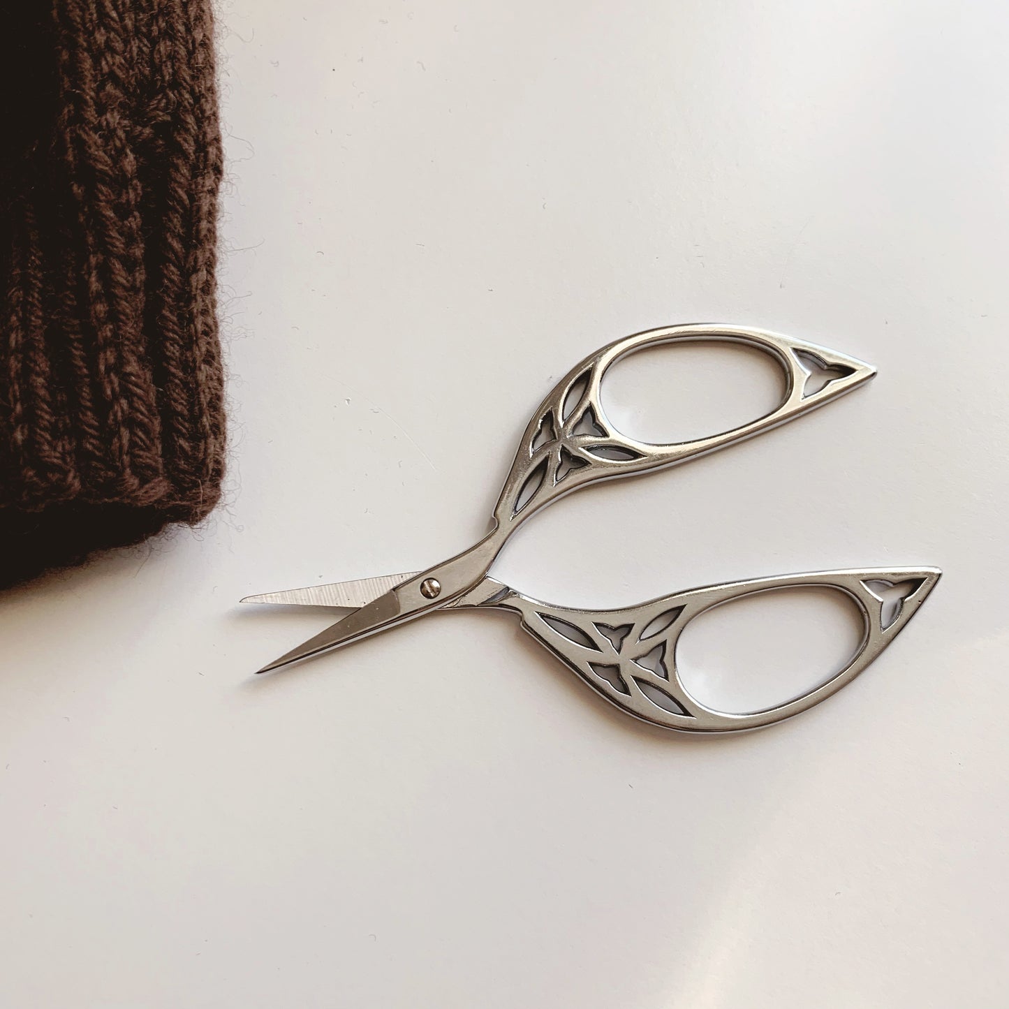 Tijeras de bordar de acero inoxidable envejecido en plata Galadriel