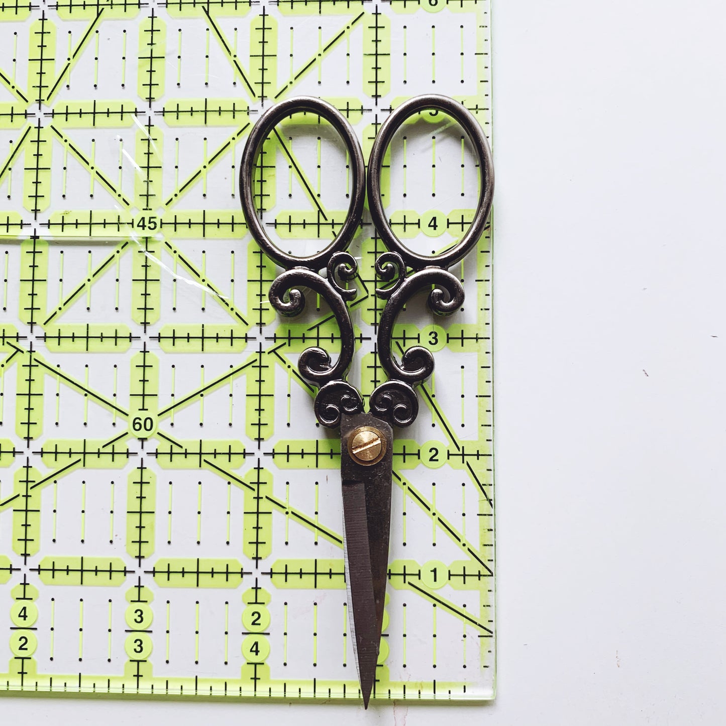 Dark Silver Vieira Scalloped Antique Style Stainless Steel Embroidery Scissors