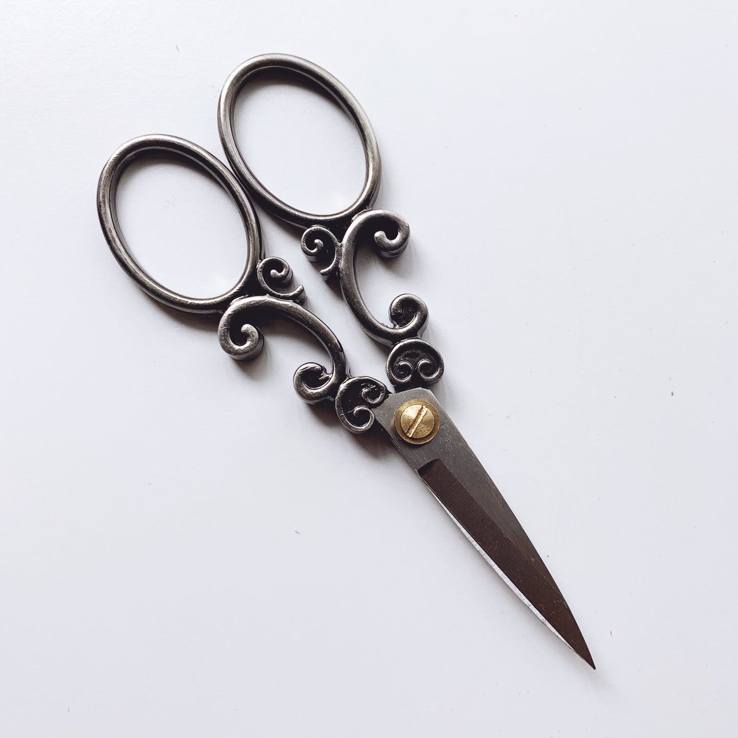 Dark Silver Vieira Scalloped Antique Style Stainless Steel Embroidery Scissors
